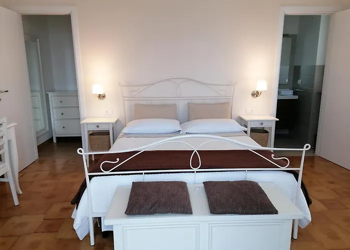 Dimora Bianca 3* Pezze Di Greco